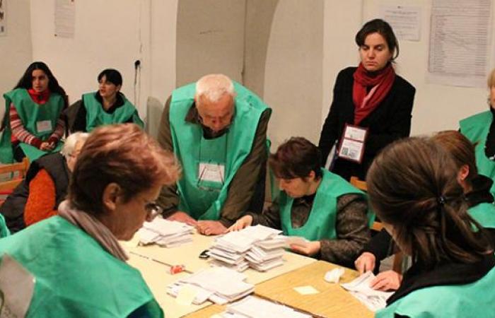Georgian opposition decides to boycott parliament after declaring elections "illegitimate".
