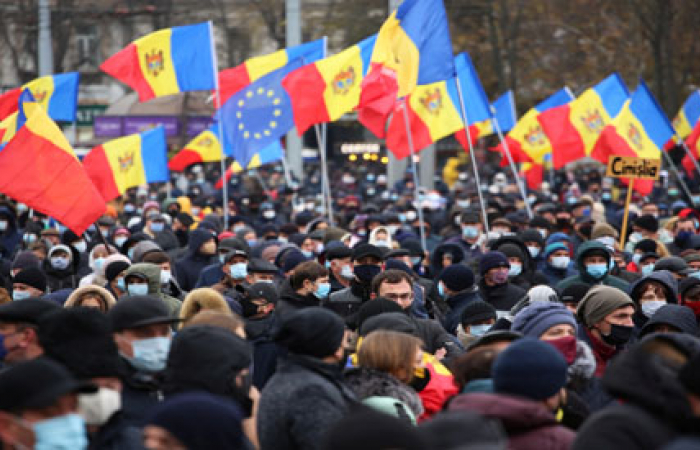 Thousands rally in Moldova calling for early elections