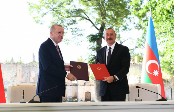 Erdogan calls for a "comprehensive and visionary peace agreement" after signing a declaration on alliance with Aliyev in Shusha