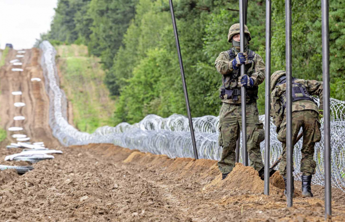 Poland sends thousands of extra soldiers to the border with Belarus 