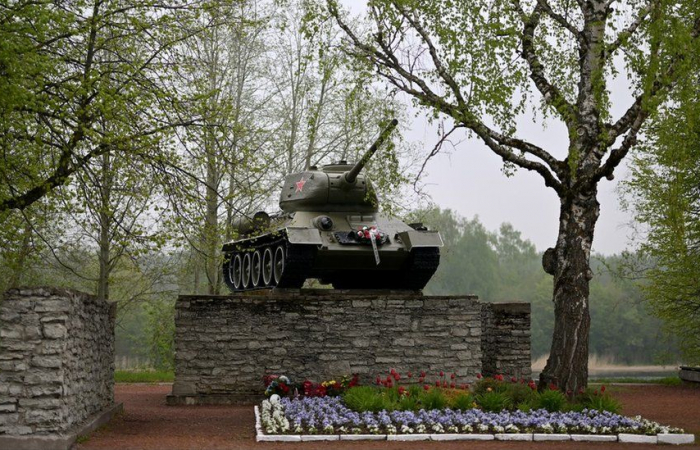 Estonia removes Soviet WWII memorial amid controversy