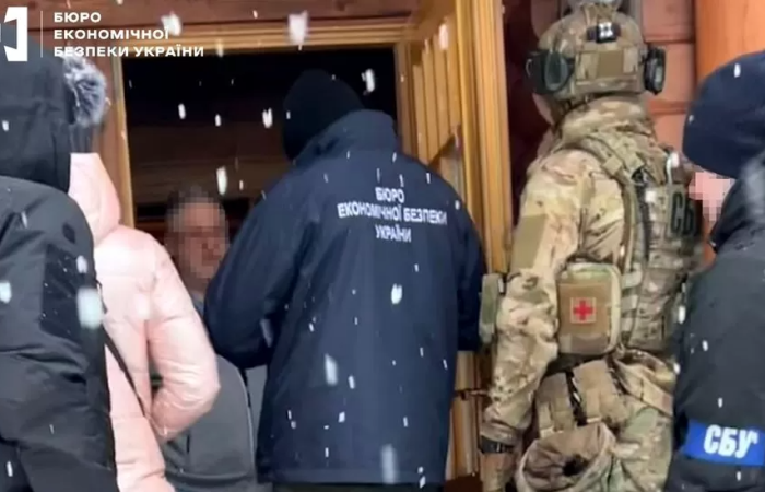 Ukrainian authorities raid tycoon's home amid corruption crackdown