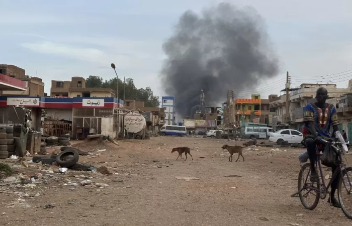 Air strikes hit Khartoum despite ceasefire, thousands rush to Red Sea for evacuation