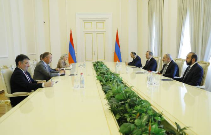 Klaar in talks with Pashinyan ahead of crucial Brussels meeting