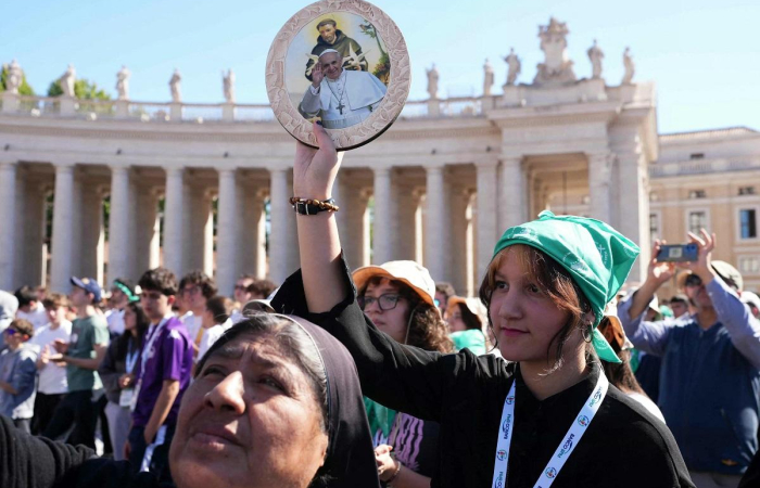 World spotlight on the conclave after Pope Francis is laid to rest