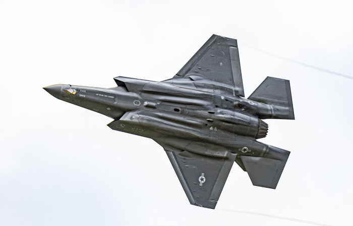 UK to buy 12 fighter jets capable of carrying nuclear weapons