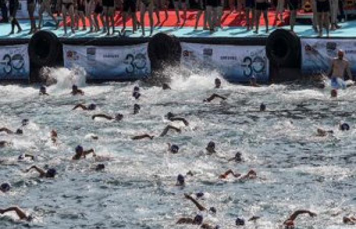 Thousands swim from Asia to Europe in traditional Istanbul race