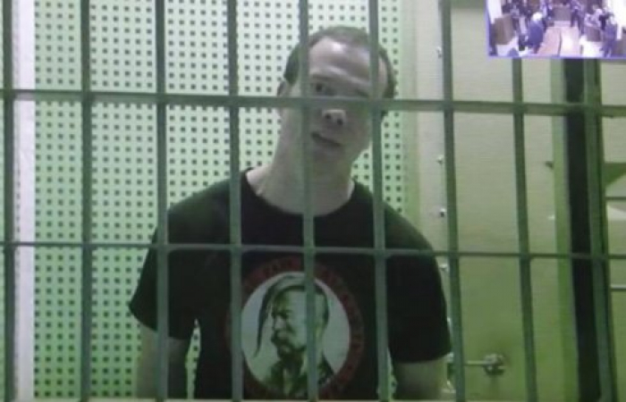 Находящийся в тюрьме российский диссидент в письме к жене сообщает, что его пытают и жестоко обращаются