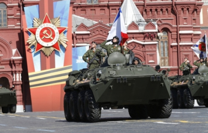 Россия празднует День Победы. После принятия военного параде на Красной Площади в Москве президент Путин совершает спорный визит в Крым.