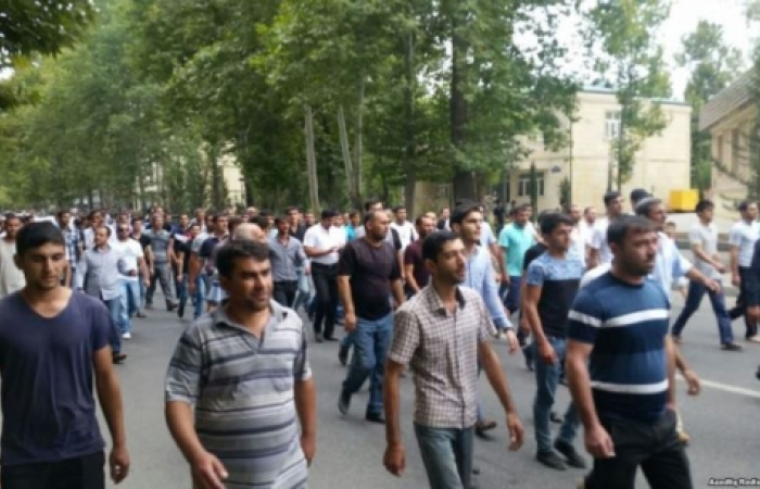 Protestors clash with police in Azerbaijani town; 21 persons detained.