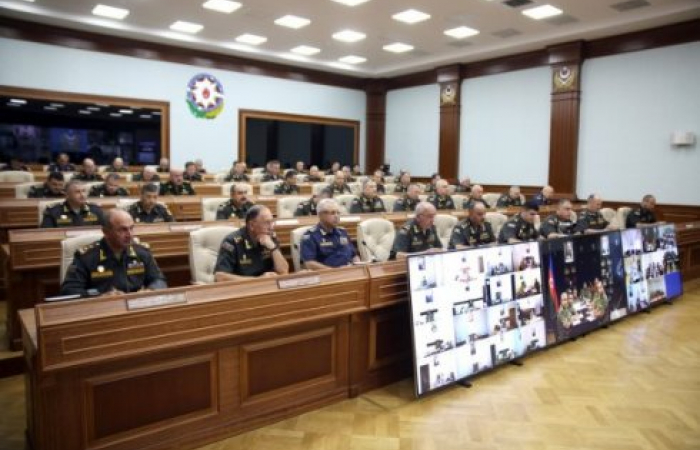 Министр обороны Азербайджана провел консультации с высокопоставленными военными чиновниками
