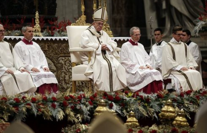 Pope highlights plight of refugees during Christmas mass