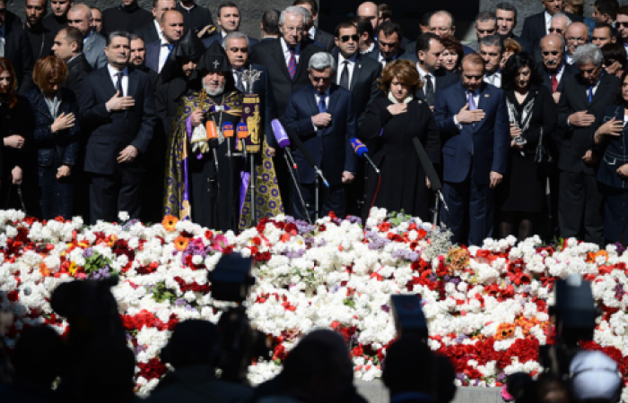 Саргсян возложил венок к мемориалу геноцида армян в Ереване. Тысячи граждан Армении, представители диаспор, и иностранные гости прибывают к Мемориалу жертв Геноцида армян в течение всего дня.