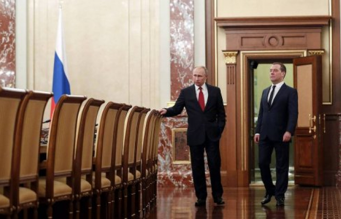 Путин готовится играть в музыкальные стулья