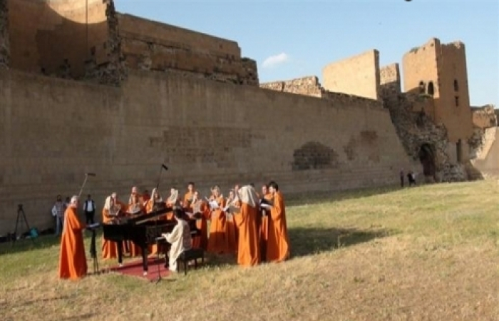 Armenian pianist performs at Ani ruins.