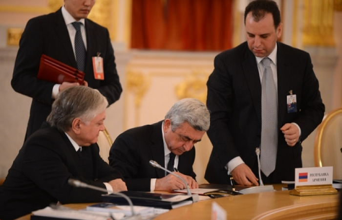 Sargsyan signs plan of action for integration of Armenia into Customs Union
