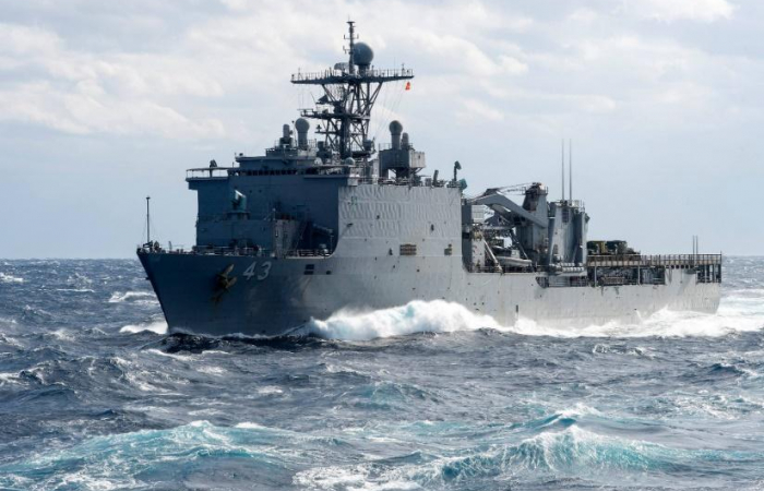 Корабль ВМС США проходит через Босфор на пути в Черное море