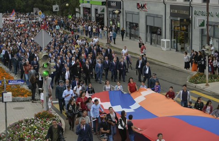 Armenian leaders honour war dead