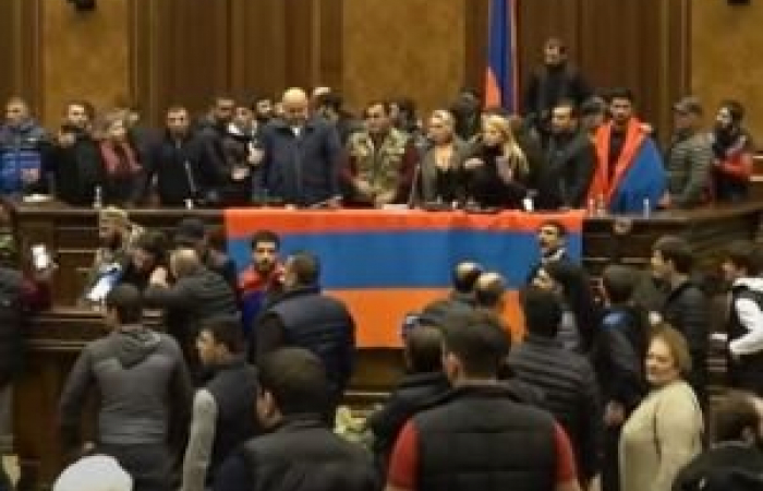 Ночь хаоса в Ереване после подписания Пашиняном соглашения о прекращении Карабахской войны