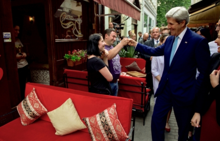 John Kerry, visiting Tbilisi, promises extra aid to Georgia ahead of NATO summit