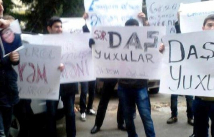 "Armenian Akram, leave the country". Young people protested in front of the house of Azerbaijani writer Akram Aylisli.