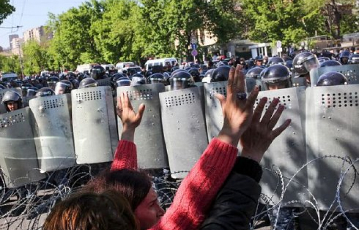 В центре Еревана протестующие попытались блокировать третье правительственное здание